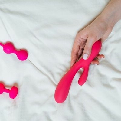 女生夹枕头,怎么把自己变成喷泉夹枕头(图1)